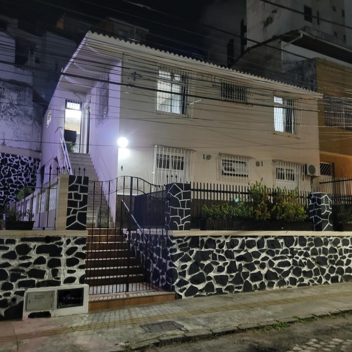 Casa Em Rua Tranquila A 200 Metros Do Agito Do Rio Vermelho E Da * Salvador